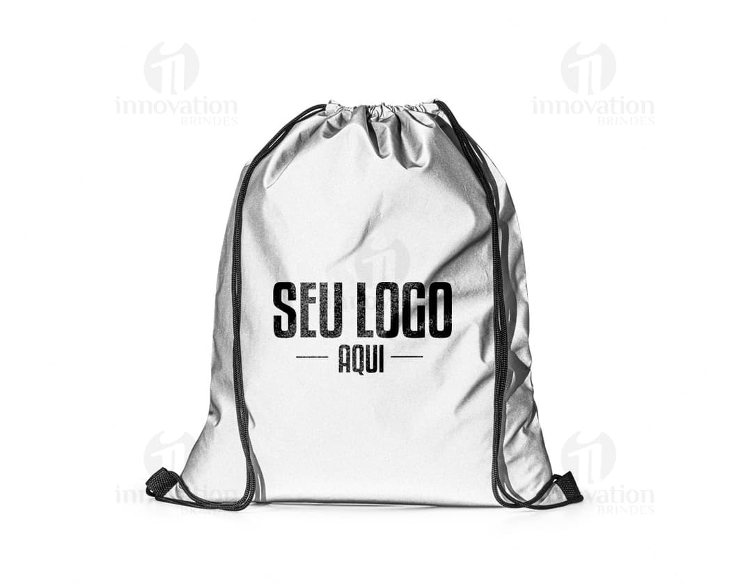 Mochila Saco Transparente, ideal para transportar seus objetos com praticidade e estilo. Feita em plástico resistente e com