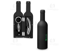 Kit de vinho 3 peças contendo uma garrafa de vinho, copo de vidro e abridor de garrafas em um fundo escuro e elegante. O