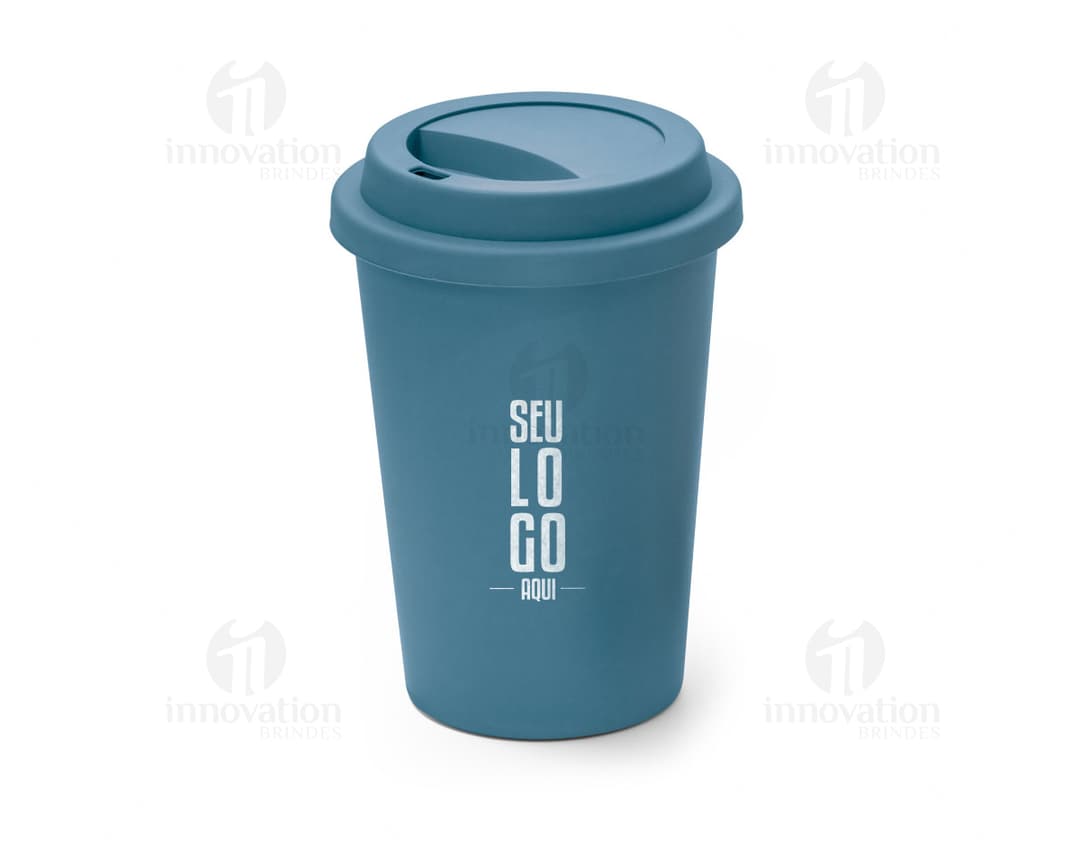 Copo de viagem de 450ml em material de plástico, para armazenar bebidas quentes ou frias. O copo possui tampa, design moderno