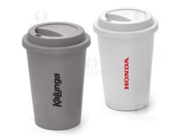 Copo de viagem de 450ml em material de plástico, para armazenar bebidas quentes ou frias. O copo possui tampa, design moderno