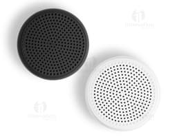 Caixa de som preta de alta tecnologia para estúdio musical, com design retro e acabamento em metal cromado. Aproveite para