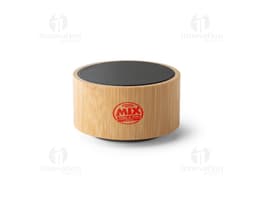 : Caixa de som de bambu e ABS com Bluetooth versão 5.0 em close-up, sobre um bloco de corte. O objeto é metálico, de cor