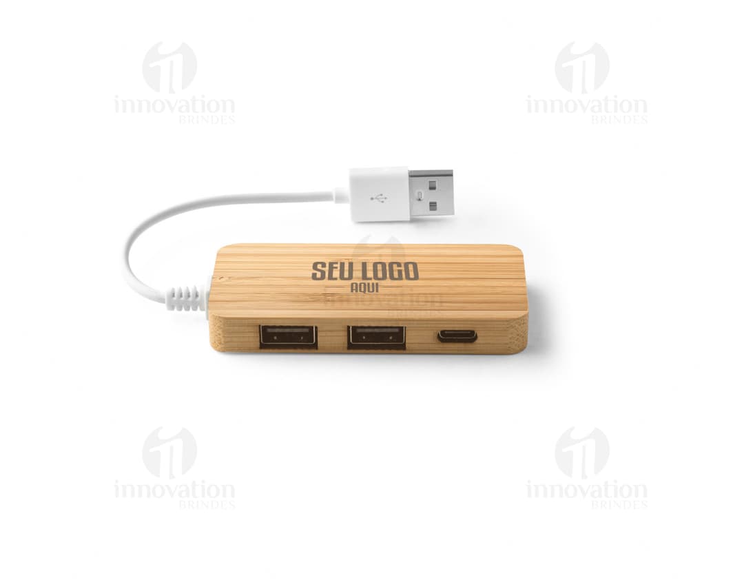 Hub em bambu com conexões para diversos equipamentos eletrônicos, como computador, modem, roteador, entre outros. Feito de