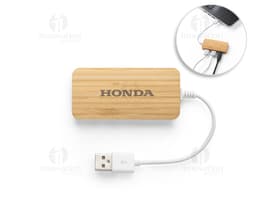 Hub em bambu com conexões para diversos equipamentos eletrônicos, como computador, modem, roteador, entre outros. Feito de