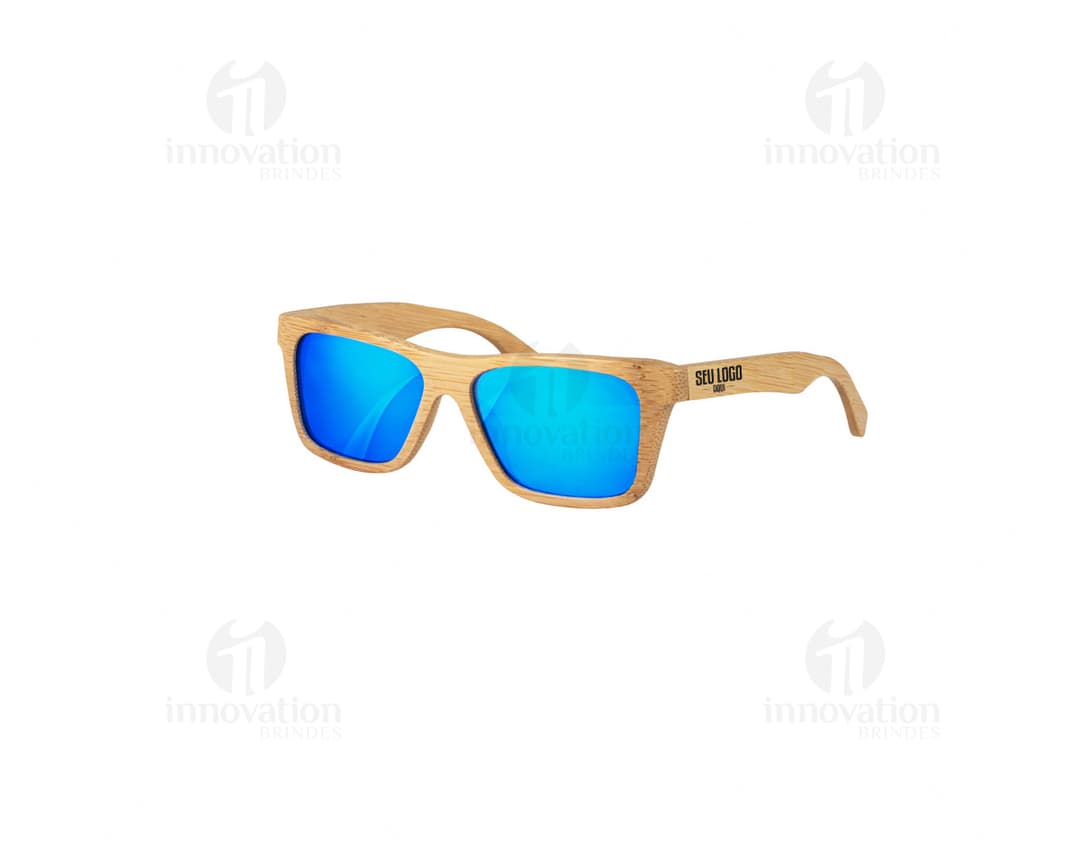 Óculos de sol em bambu moderno e elegante, na cor preta. O acessório de proteção possui lentes escuras e design estiloso