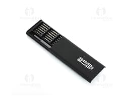 Kit ferramenta 25 peças com estojo preto, contendo equipamentos de tecnologia, como notebook, servidor e computador desktop.
