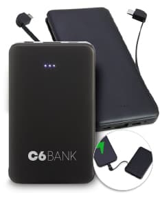 Power Bank Plástico 5.000mAh preto, dispositivo de tecnologia com adaptador e cabo de conexão. Equipamento eletrônico moderno para carregar dispositivos móveis. Visto contra um fundo de papel e teclado de computador.