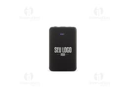 Power Bank Plástico 5.000mAh preto, dispositivo de tecnologia com adaptador e cabo de conexão. Equipamento eletrônico moderno