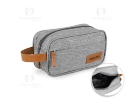 Necessaire de poliéster com detalhes em couro sintético, moderna e elegante. Compartimento único, fecho de correr, estilo