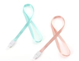 Cordão para Crachá Poliéster com design moderno e colorido, com linhas curvas e onduladas em um padrão artístico e abstrato.