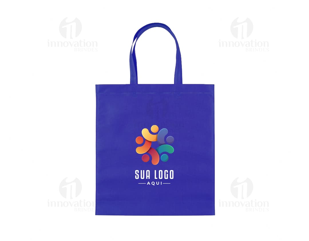 Sacola de compras de estilo boutique, feita de tecido TNT costurado e selado termicamente. O design inclui alça de metal