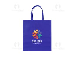 Sacola de compras de estilo boutique, feita de tecido TNT costurado e selado termicamente. O design inclui alça de metal