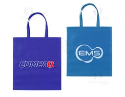 Sacola de compras de estilo boutique, feita de tecido TNT costurado e selado termicamente. O design inclui alça de metal