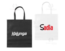 Sacola de compras de estilo boutique, feita de tecido TNT costurado e selado termicamente. O design inclui alça de metal