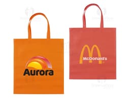 Sacola de compras de estilo boutique, feita de tecido TNT costurado e selado termicamente. O design inclui alça de metal