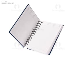Agenda 2025 Cromato em capa dura na cor prata com detalhes em cromado.