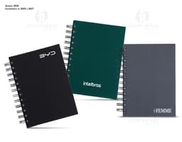 Capa emborrachada da Agenda 2025 em azul marinho com detalhes dourados e elástico para fechamento.