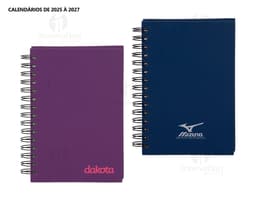 Agenda 2025 Cromato em capa dura vermelha com detalhes em prateado. Páginas numeradas e organização semanal.