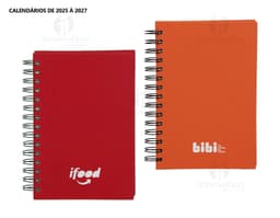Agenda 2025 Cromato em capa dura vermelha com detalhes em prateado. Páginas numeradas e organização semanal.