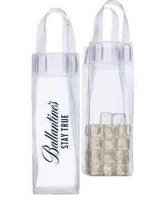 Sacola transparente para transporte de bebidas, contendo garrafas de vodka, vinho, cerveja e água. A sacola é de plástico