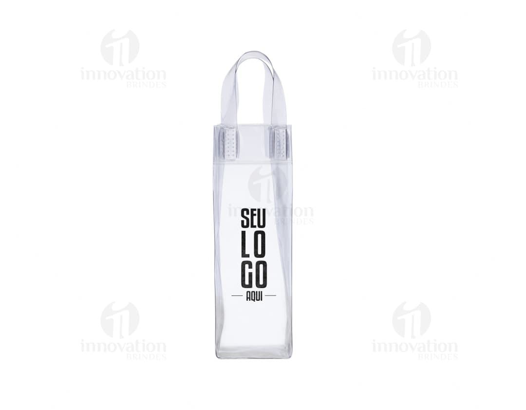 Sacola transparente para transporte de bebidas, contendo garrafas de vodka, vinho, cerveja e água. A sacola é de plástico