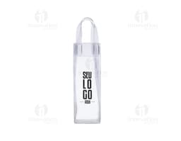 Sacola transparente para transporte de bebidas, contendo garrafas de vodka, vinho, cerveja e água. A sacola é de plástico
