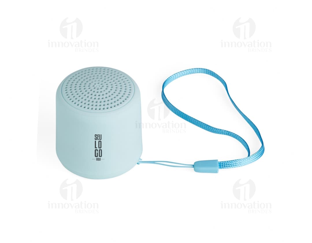 Caixa de som Bluetooth preta e prateada, com design moderno e compacto. Feita de material metálico e plástico, possui botões
