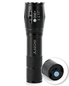 Lanterna led recarregável com zoom, em metal prateado e detalhes em plástico preto. O equipamento possui design clássico e