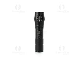 Lanterna led recarregável com zoom, em metal prateado e detalhes em plástico preto. O equipamento possui design clássico e