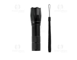 Lanterna led recarregável com zoom, em metal prateado e detalhes em plástico preto. O equipamento possui design clássico e