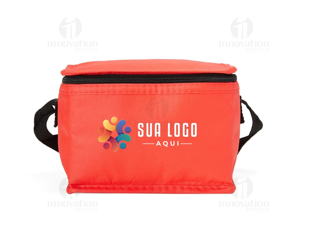 Bolsa térmica de 4 litros em formato de caixa, feita de plástico resistente. Decorada com fita e laço, é perfeita para