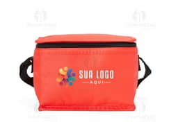 Bolsa térmica de 4 litros em formato de caixa, feita de plástico resistente. Decorada com fita e laço, é perfeita para