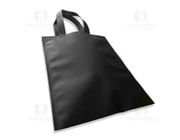 Sacola de TNT branca, lisa e resistente, ideal para compras e transporte de objetos.