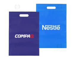 Envelope de papel em um container branco com uma bandeira nacional icônica. O símbolo do card de design de negócios vazio