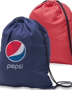 Mochila saco sublimática de microfibra em tom marrom vintage, com detalhes em couro e design retro. A imagem mostra o item em um fundo de papel envelhecido, transmitindo um ar de elegância e estilo.