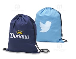 Mochila saco sublimática de microfibra em tom marrom vintage, com detalhes em couro e design retro. A imagem mostra o item em