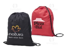Mochila saco sublimática de microfibra em tom marrom vintage, com detalhes em couro e design retro. A imagem mostra o item em