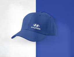 Boné amarelo de seis gomos com design esportivo, ideal para proteção contra o sol durante práticas esportivas como tênis e