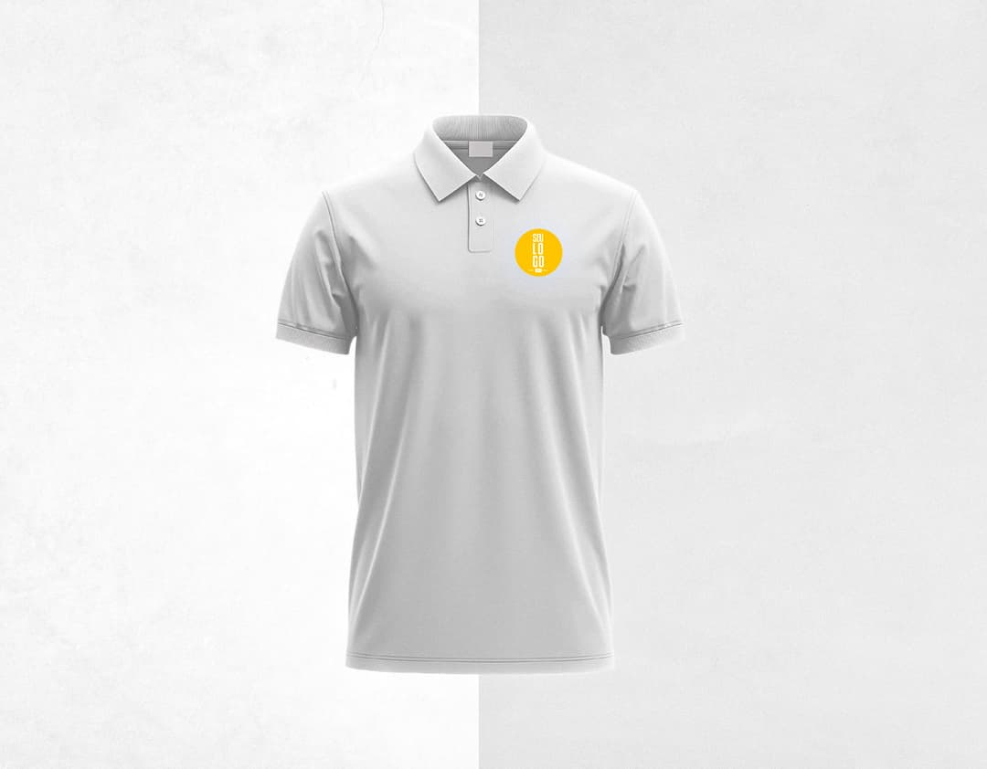 Camiseta Polo preta masculina, feita de algodão, ideal para um look casual e elegante. O modelo, um homem sorridente, está