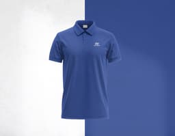 Camiseta Polo preta masculina, feita de algodão, ideal para um look casual e elegante. O modelo, um homem sorridente, está