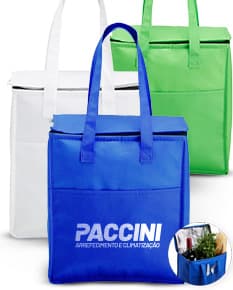 Bolsa térmica de 9 litros em couro marrom, com fecho de zíper, alça de transporte e design elegante. Ideal para manter alimentos e bebidas frescos por mais tempo.