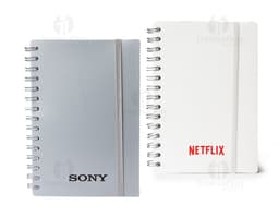 Agenda diária para o ano de 2025, capa com design elegante e organização por dias e horas.