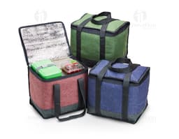 Bolsa Térmica 12 Litros na cor azul, com alça para transporte e zíper na parte superior. A bolsa está fechada e apresenta um