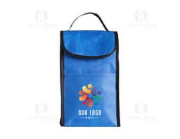 : "Bolsa térmica rPET 4L c/ bolso frontal em metal prateado e amarelo, com design eletrônico e um único botão amarelo, feito