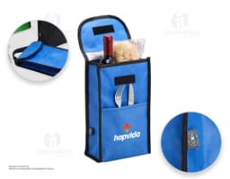 : "Bolsa térmica rPET 4L c/ bolso frontal em metal prateado e amarelo, com design eletrônico e um único botão amarelo, feito