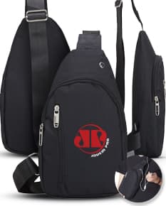 Bolsa de Ombro Nylon em preto, elegante e moderna, com alça de couro, fecho de metal, design fashion e elegância. Ideal para