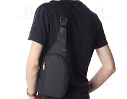 Bolsa de Ombro Nylon em preto, elegante e moderna, com alça de couro, fecho de metal, design fashion e elegância. Ideal para
