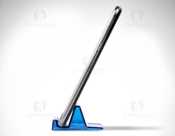Suporte acrílico para celular em um escritório com computador, notebook, lápis, tela digital e outros equipamentos de