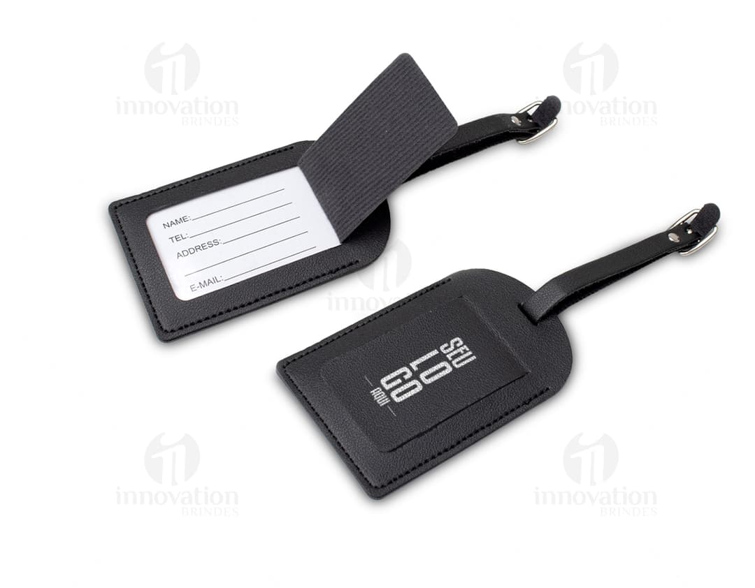 Tag identificado em couro sintético, preto e vazada para comunicação, conectada a um adaptador de radio em um sistema de