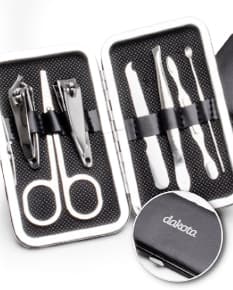 Kit manicure 7 peças, perfeito para manter suas unhas sempre impecáveis! Este conjunto de alta qualidade inclui tesoura, alicate, cortador e muito mais. Ideal para viagens ou uso diário. Garanta já o seu kit de manicure e tenha unhas perfeitas em qualquer lugar!